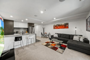Central 1-Bed Apartment with Pool and Gym Access